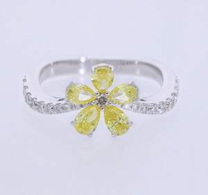 Anillo de Compromiso para Mujer con Diamantes CVD Cultivados en Laboratorio, Florales, Chapado en Rodio sobre Oro de 14K, Color Amarillo F, Diseño de Racimo de Flores - Product Image 1