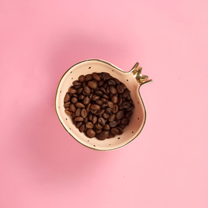 Bol en métal élégant en forme de grenade avec bordure dorée et finition émaillée, soucoupe chic à pois pour une dégustation raffinée à la maison - Product Image 4