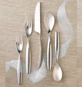 Elegante Juego de Cubiertos Metálicos para Mesa, Colección de Vajilla para Restaurantes de Estilo Contemporáneo - Product Image 1