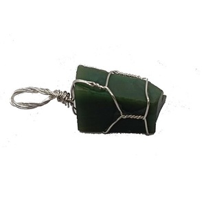 Colgante de Moda con Imagen de Cristal de Ágata Verde Natural Jada, Grabado en Bruto, Envuelto en Alambre, de Gujarat, para el Día de la Madre - Product Image 1