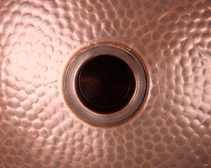 Évier ovale en cuivre martelé avec finition rustique et trou de vidange, idéal pour la salle de bain et le comptoir de cuisine - Product Image 3