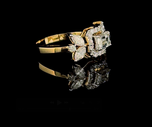 Bague halo de luxe en diamant taille émeraude avec diamants marquise latéraux, finition or bicolore, style vintage, bijoux raffinés - Product Image 4