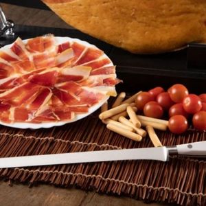 Couteaux à découper à lame droite avec poignée rivetée blanche et longue lame argentée pour trancher les jambons délicats, portionner la viande et servir les plats - Product Image 6