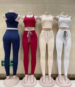 Conjunto de yoga de 2 piezas con capucha para mujer, top corto sin mangas y leggings de cintura alta, ropa deportiva elástica. - Product Image 1