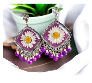 Boucles d'oreilles tendance faites à la main en résine époxy avec fleurs séchées, en métal plaqué argent, style Jhumka, pendantes florales, bijoux ethniques bohèmes vintage - Product Image 4