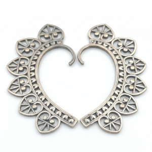 DIVYORO - Aretes de Oreja con Forma de Corazón Floral en Plata Oxidada Estilo Antiguo - Product Image 1
