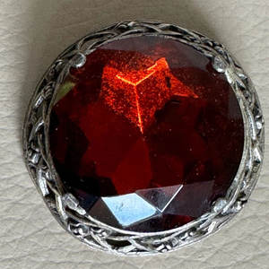 Broche Tradicional Antiguo Escocés en Tono Plateado con Bronce y Cristal de Citrino para Kilt, Fajas y Sombreros - Product Image 2