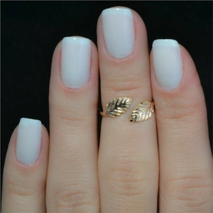 Bague ajustable en laiton doré motif feuille, style plume, pour femme, bijou minimaliste en cuivre - Product Image 1