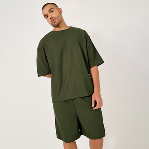 Conjunto de Camiseta y Pantalones Cortos para Hombre Oye Hoye International, Color Verde Oliva, 100% Poliéster, Cuello Redondo, Estilo Casual de Verano, Corte Regular - Product Image 2