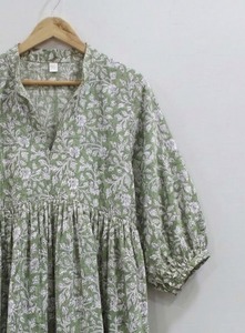 เดรสผู้หญิงผ้าฝ้ายแท้ 100% ทรงเอไลน์ ยาวปานกลาง คอวี แขนพอง ลายดอกไม้ ทำมือ ระบายอากาศได้ดี เป็นมิตรกับสิ่งแวดล้อม - Product Image 6