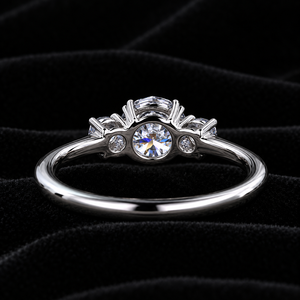 Anillo de Compromiso Laysware Clásico con Tres Piedras de Moissanita Corte Brillante Redondo, Elegante Banda de Eternidad para Mujer - Product Image 6