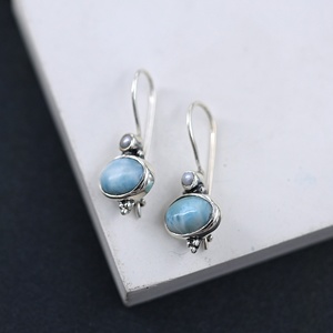Boucles d'oreilles pendantes bohèmes en argent sterling 925 avec larimar naturel et perle, pierre précieuse ovale bleue, bijoux en gros - Product Image 1