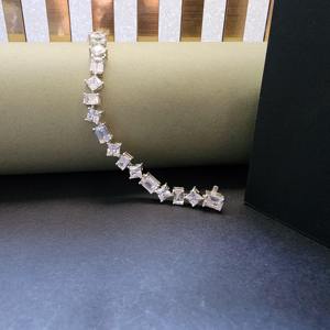 Bracelet classique pour femme en diamant taille émeraude, serti griffe, maillons géométriques, style mariage - Product Image 1