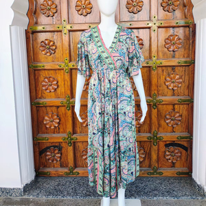 Robe longue décontractée d'été en soie pour femme, style vintage, simple, écologique, respirante, anti-plis, ample, à volants, col en V et manches flottantes - Product Image 1