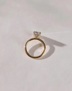 Bague de fiançailles solitaire en diamant créé en laboratoire, taille émeraude 1,5 carat, clarté VS1, couleur F, or jaune 18 carats, style classique, certifiée IGI - Product Image 2