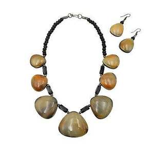 Collier unique en corne, conçu pour un style moderne et des collections artisanales distinctives - Product Image 1