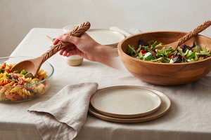 Ensemble de 2 cuillères à salade en bois sculptées à la main, design traditionnel, finition mate, pour événements de restauration et utilisation sur table. - Product Image 6