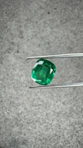 Émeraude naturelle zambienne certifiée IGI de 3,90 carats, taille coussin, vert vif, pour bagues, pendentifs, colliers et boucles d'oreilles de luxe - Product Image 4