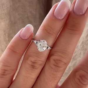 Bague de fiançailles ovale personnalisée en or massif 14K 18K avec diamant de laboratoire et accents de pierres latérales rondes et en forme de poire, bague statement, vente en gros - Product Image 5