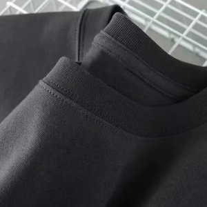 T-shirt pour homme en coton noir avec impression de lettres rouges personnalisées, coupe classique, col rond, style décontracté, manches courtes, tissu jersey, avec faible MOQ - Product Image 2