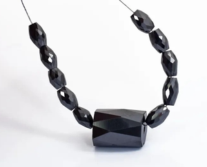 Diamante de moissanita negro, cuentas facetadas de fantasía perforadas para la elaboración de joyería - Product Image 1