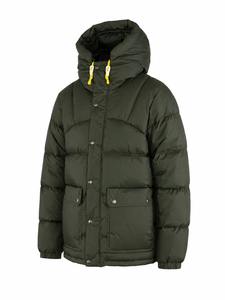 Blouson matelassé premium olive foncé avec détails boutonnés sur le devant et les poches, idéal pour la vente en gros de vêtements d'hiver personnalisés et la mode outdoor moderne. - Product Image 5