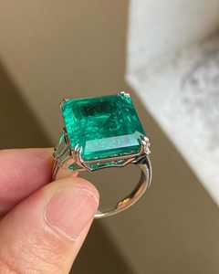 Anillo de Compromiso Rosy Jewelry de Plata de Ley S925 con Esmeralda Cz 8a, Circonita Cúbica Ovalada Tipo Ice Crush, Diamante Verde, Estilo Cojín - Product Image 1