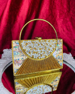 รูปปั้นดอกไม้สุดหรูทำด้วยมือสีเงินเมทัลลิกสีเงินเมทัลลิคสำหรับเจ้าสาวทำจากเรซินอินเดียสั่งทำได้ตามต้องการ - Product Image 4