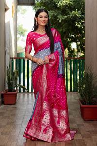 Sari en soie Bandhej authentique avec bordure tissée Zari, pallu en tissu et accentuation en tissu, et chemisier en soie Dola assorti – Vêtement régional NX HINI DC - Product Image 2