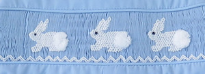 Robe blanche smockée avec broderie de lapin et détails roses, manches courtes, robe en coton pour filles - Product Image 4