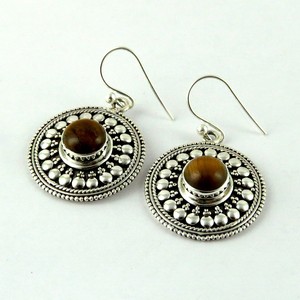 Magnifiques boucles d'oreilles Huggie en argent sterling 925 avec œil de tigre brun, serti clos, Shri Ashapura Jewels, style bohème chrétien - Product Image 3