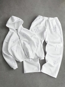 Survêtement conçu pour un port facile avec un tissu doux et respirant, une coupe confortable et un style minimaliste, parfait pour un usage quotidien et les voyages. - Product Image 2