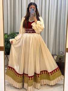 ชุดเดรสแบบดั้งเดิมของอัฟกานิสถานผ้ากำมะหยี่สีแดงเบอร์กันดีสุดหรูหรา พร้อมงานปักดิ้นทองหนักบริเวณชายกระโปรงและแขนเสื้อ - Product Image 3