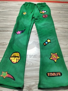 Pantalons vintage effet usé pour femmes, streetwear, avec patch brodé et impression DTG/DTF personnalisée - Product Image 2