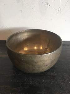 Magnifique bol chantant en laiton antique avec coussin en bois pour la récitation de mantras, la guérison par le Reiki, la méditation et l'ambiance de salle. - Product Image 4
