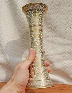 Vase décoratif vintage en laiton avec motif floral en acrylique, cadeau idéal ou complément de décoration intérieure à prix raisonnable - Product Image 4