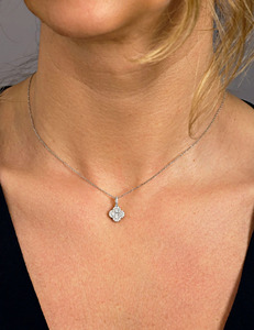 Collier pendentif trèfle en or jaune 14 carats avec diamant de laboratoire - Product Image 3