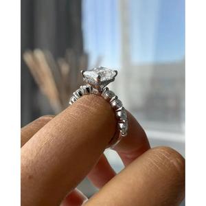 Anillo de compromiso de diamante talla radiante en oro blanco macizo con engaste de puntas, detalles redondos y banda de puntas compartidas, solitario, para aniversario o nupcial - Product Image 3
