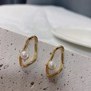 Boucles d'oreilles à clous en perles d'eau douce naturelles de 12-11 mm, argent sterling 925 incrusté, clip d'oreille avec quatre feuilles, légers défauts - Product Image 2