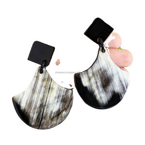 Boucles d'oreilles pendantes classiques uniques en corne de buffle naturelle, faites à la main, personnalisables (couleur, logo), luxe, mode, très populaires - Product Image 2