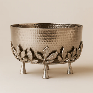 Frutero de Metal Plateado con Diseño Martillado y Base Decorativa con Ramas Florales Doradas, Acabado en Dos Tonos, Centro de Mesa Decorativo - Product Image 4