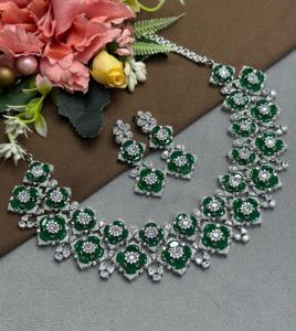 Adorable ensemble collier et boucles d'oreilles en laiton plaqué argent avec zircon, style Kundan classique et traditionnel, pour la collection de vêtements de mariage pour femmes - Product Image 2