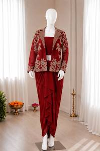 Conjunto de Sari de Seda Satinada Bordada en Borgoña con Volantes Florales, Traje Tradicional Moderno para Mujer, para Bodas, Graduaciones y Fiestas - Product Image 3