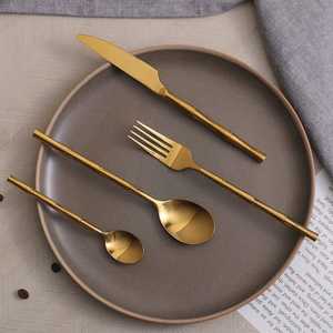 Ensemble d'ustensiles de service modernes et élégants en métal doré pour salade, dessert et gâteau, comprenant cuillère, fourchette et outils de présentation - Product Image 6
