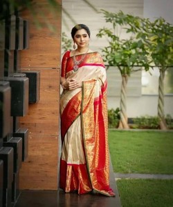 Sari Tradicional Indio de Seda Rojo y Crema Estilo Banarasi con Borde Dorado para Bodas, Sari Largo Hasta el Suelo para Mujer - Product Image 1