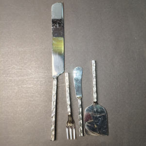 Ensemble de couverts en métal martelé artisanal de 9 pièces, acier inoxydable, couteaux et fourchettes de service spécialisés pour la restauration gastronomique - Product Image 3