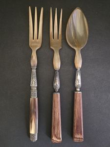 Ensemble d'ustensiles de service en corne artisanale rustique et biologique avec poignée en bois et filigrane argenté, manche en corne antique, pour salade - Product Image 1