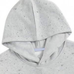 Sudadera ligera básica de algodón mezclado con pedrería, la combinación perfecta de comodidad y moda para uso casual. - Product Image 3