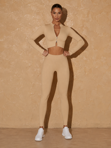 Ensemble de yoga 2 pièces beige sans couture, couleur unie, extensible dans les quatre sens : haut court à manches longues et quart de zip, et leggings taille haute pleine longueur - Product Image 1