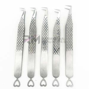 Pince à épiler RMI Heart And Winter Design Bottom Style Diamond Grip et Plain Grip, pour cils entiers et pointus, emballage en boîte cartonnée - Product Image 3